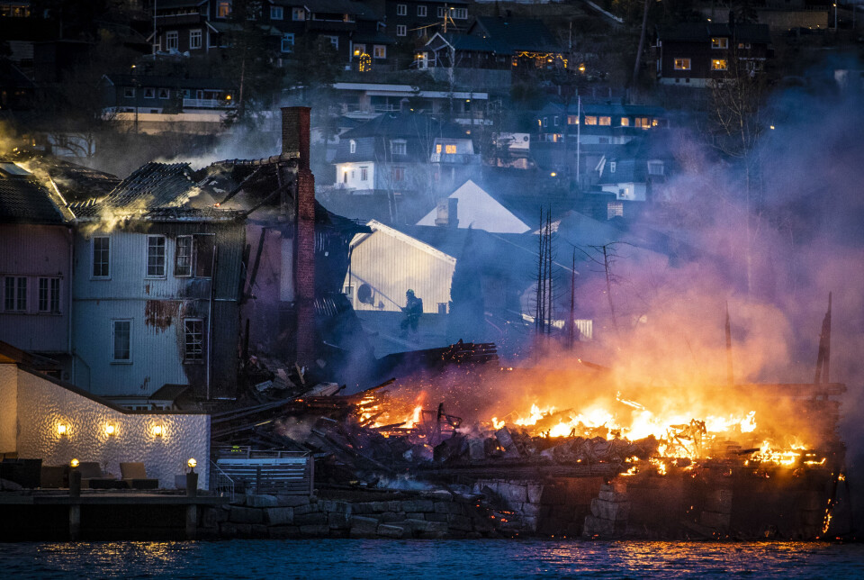 RUINER: Slik ser det ut ved elvebredden torsdag kveld.