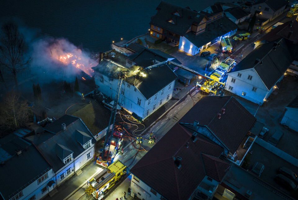 En stor strekning av Øvre Storgate er sperret av forbi brannstedet.