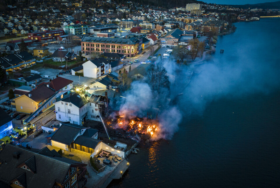Røyken og flammene hadde torsdag kveld avtatt betraktelig, men det er ifølge nødetatene fare for at brannen kan blusse opp igjen.