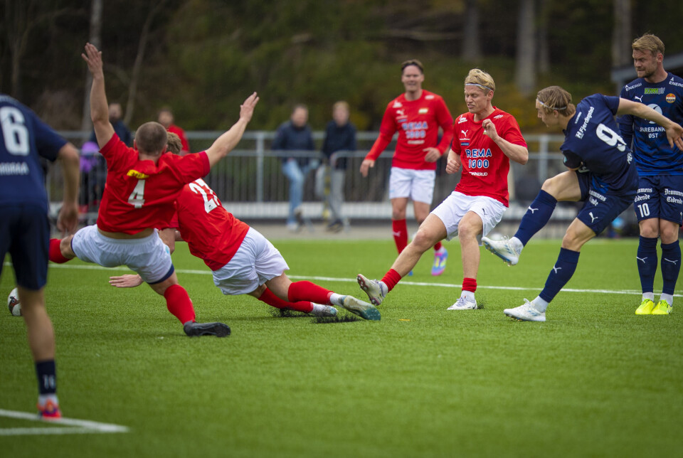 Elias Melkersen og Herman Stengel hadde tidvis skytekonkurranse foran Konnerud-forsvaret og Mathias Fjeld Gullliksen