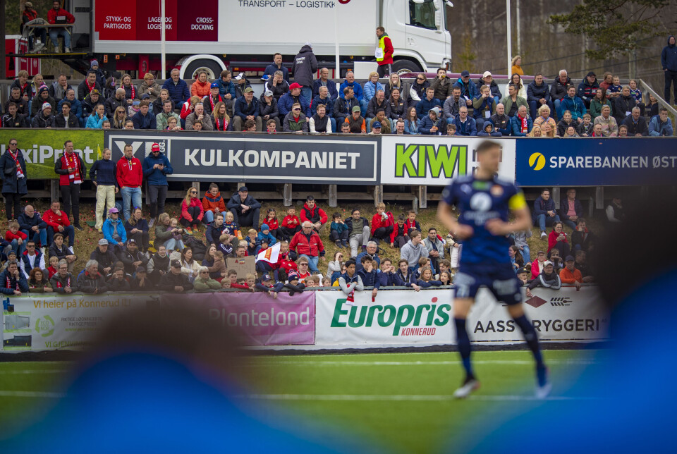 Slo lillebror 5-0 foran 2.000 tilskuere