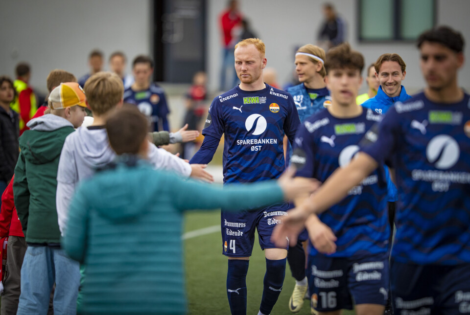 HILSTE PÅ FANSEN: Det var ingen tvil om at Godset-spillerne har mange unge fans på Konnerud, som stod på rad og rekke for å hilse på spillerne