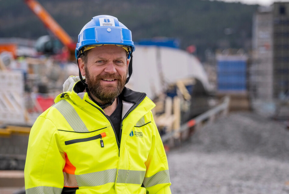 LOKAL GRANITT: Tommy Iversen, prosjektsjef på Bybrua, forklarer om hvorfor det er viktig å bruke den lokale, lys røde granitten når ny bru bygges.