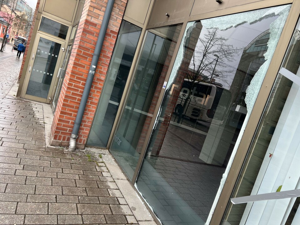 Massivt hærverk på Strømsø - ni butikkvinduer knust