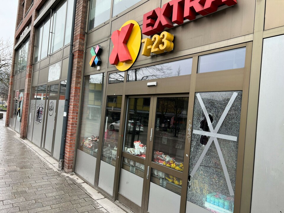 Massivt hærverk på Strømsø - ni butikkvinduer knust