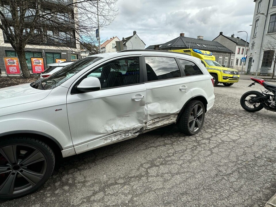 Den ene bilen ble truffet i siden, den andre i fronten.