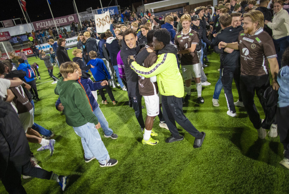 BANESTORMING: Fans og spillere jublet sammen etter cup-bragden i Mjøndalen