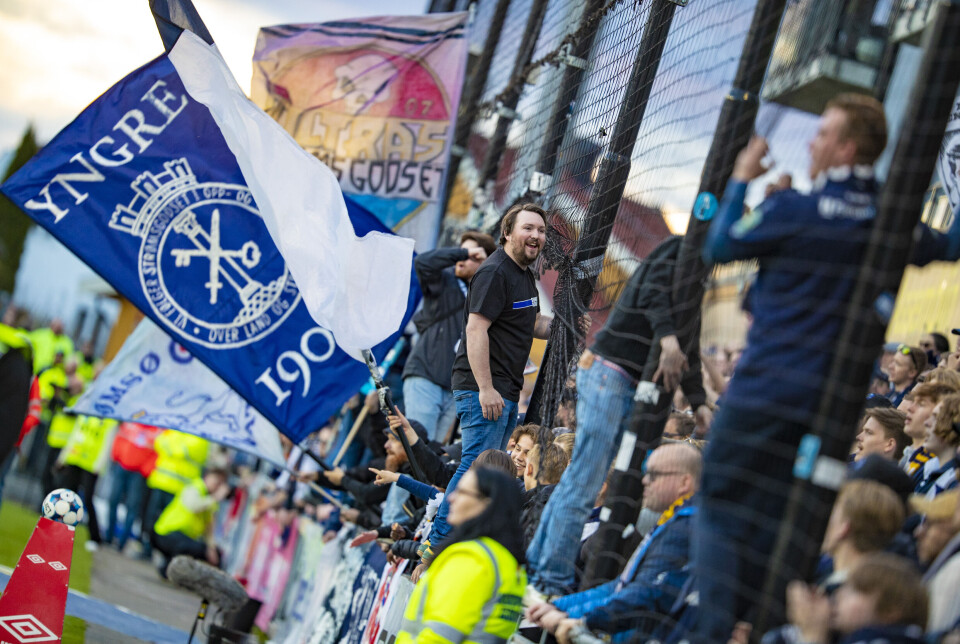 CUPFEST: Stemningen var lenge god blant Godsetunionen, men den ble gradvis dårligere på en smekkfull bortetribune.