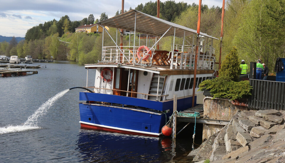 Det ble fort klart at båten lakk som en sil og flere pumper måtte hentes for å holde unna alt vannet som fosset inn gjennom tørre bordganger. Det mens krana fortsatt holdt den oppe og hindret at båten sank.