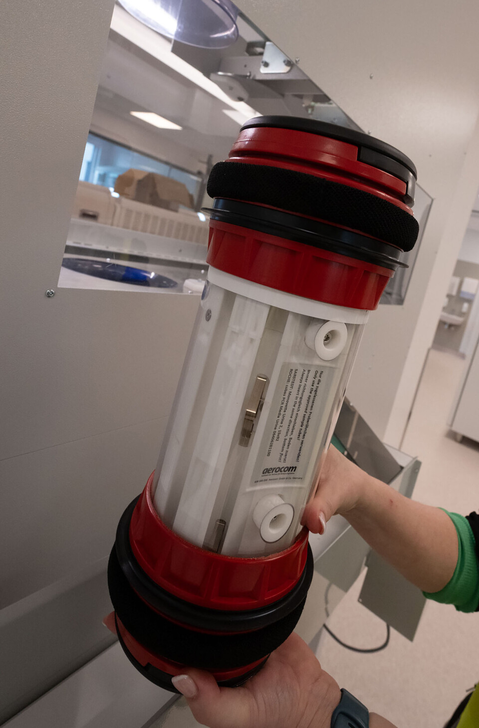 Blodprøver ankommer analyselaboratoriert via rørpost.