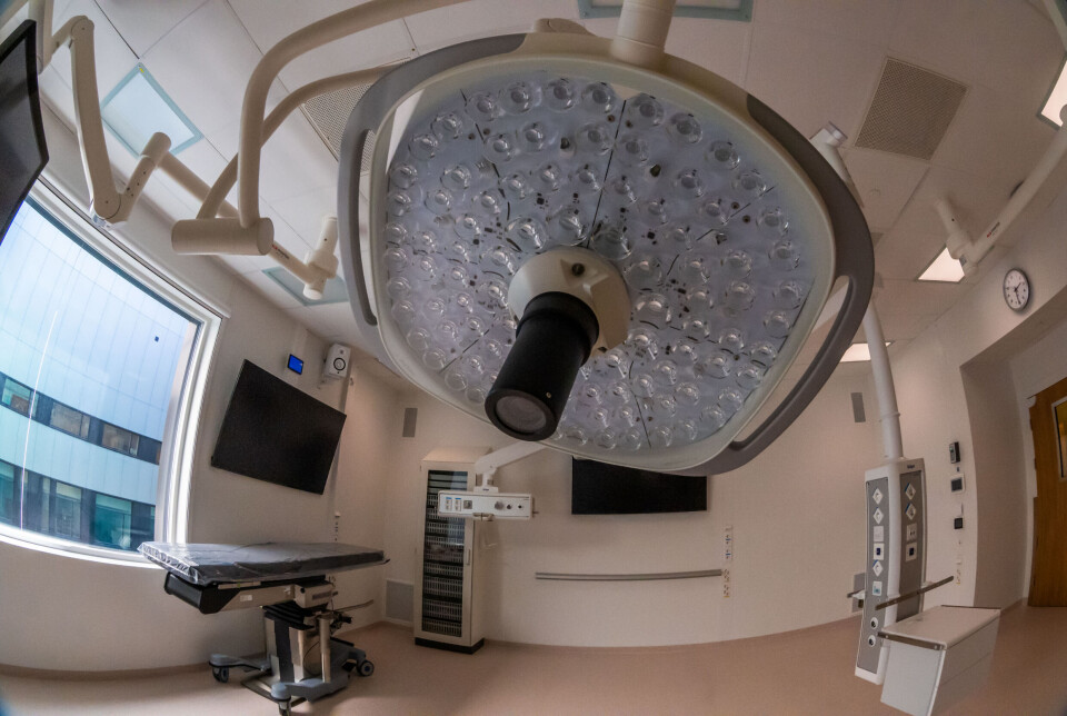 Moderne opersjonssal med kamera for opptak og videooverføringer