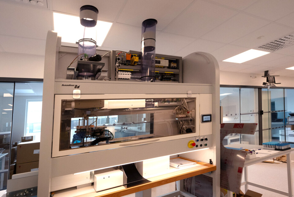 Bakteriens utvikling, form og farger overvåkes via mikroskoper og data.