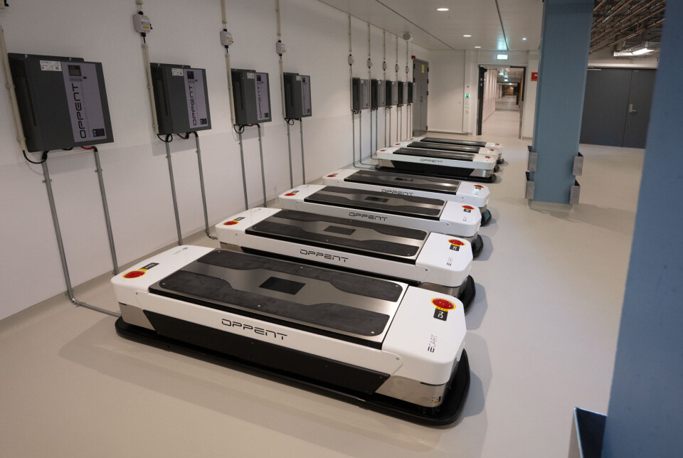 Programmerbane og automatiske transportroboter lades og gjøres klar til innsats i underetasjen.