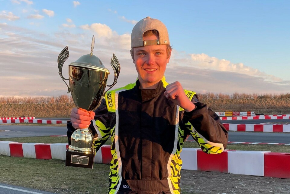 Thomas Grøndal-Eeles (16) med en av flere trofeer på gokart-banen. Nå skal han konkurrere i GT5-klassen i NM.