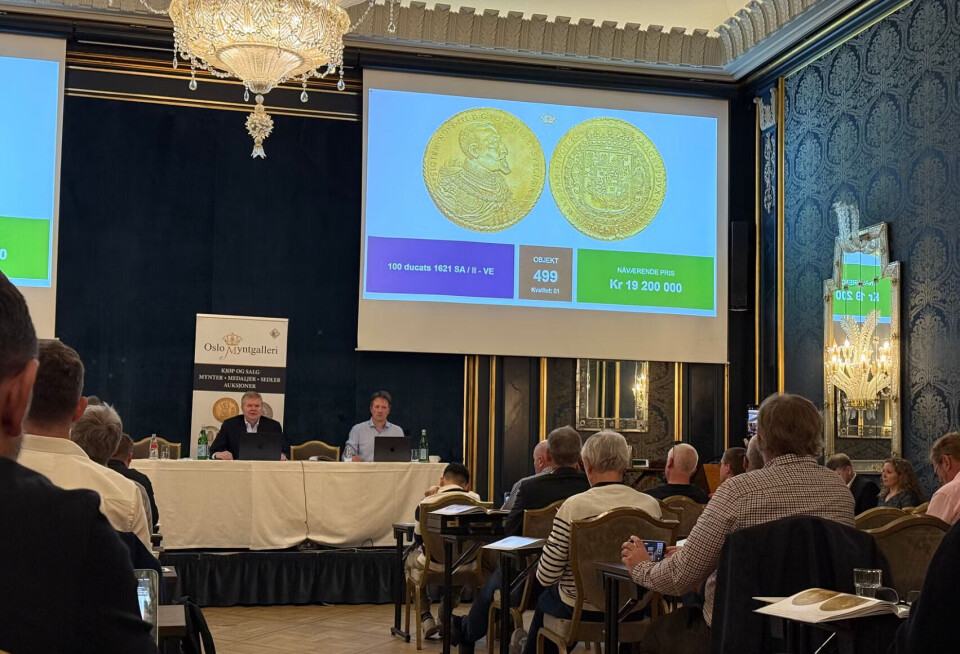 Strøm-Gundersen-sjef og styreleder i Oslo Myntauksjon Arne Riise og Eirik Myge satt på podiet da den polske 100 dukaten ble solgt etter et bud på 19,2 millioner.