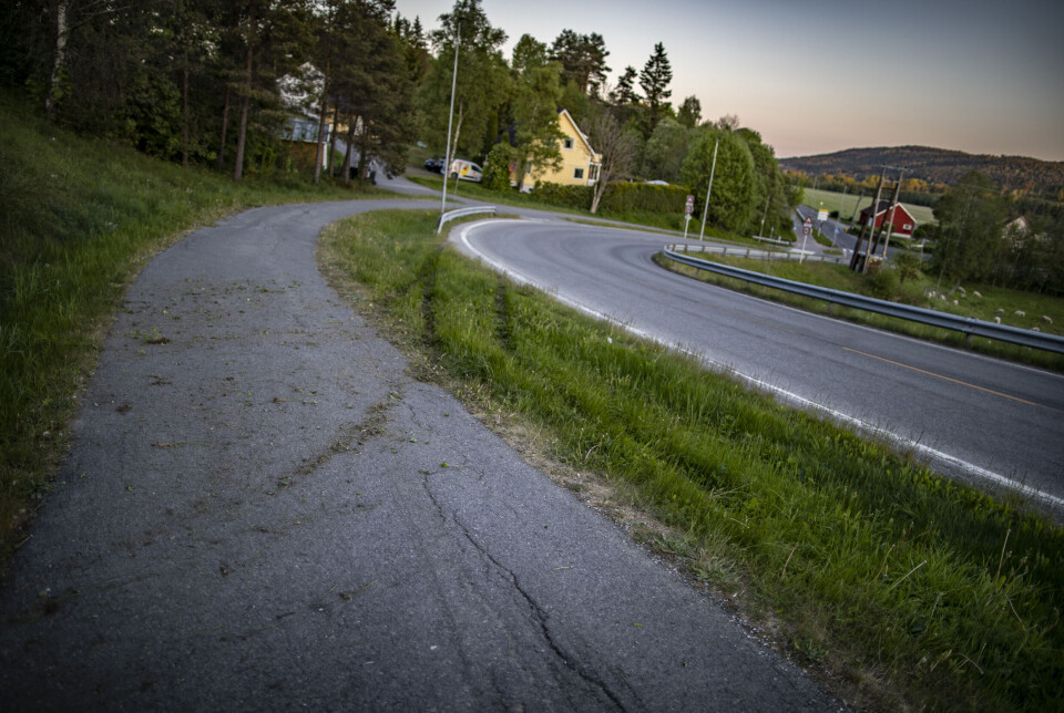 SPORENE: Her dro bilen av veien og traff en skråning bak kamera, før den stoppet noe lenger opp på gangveien.