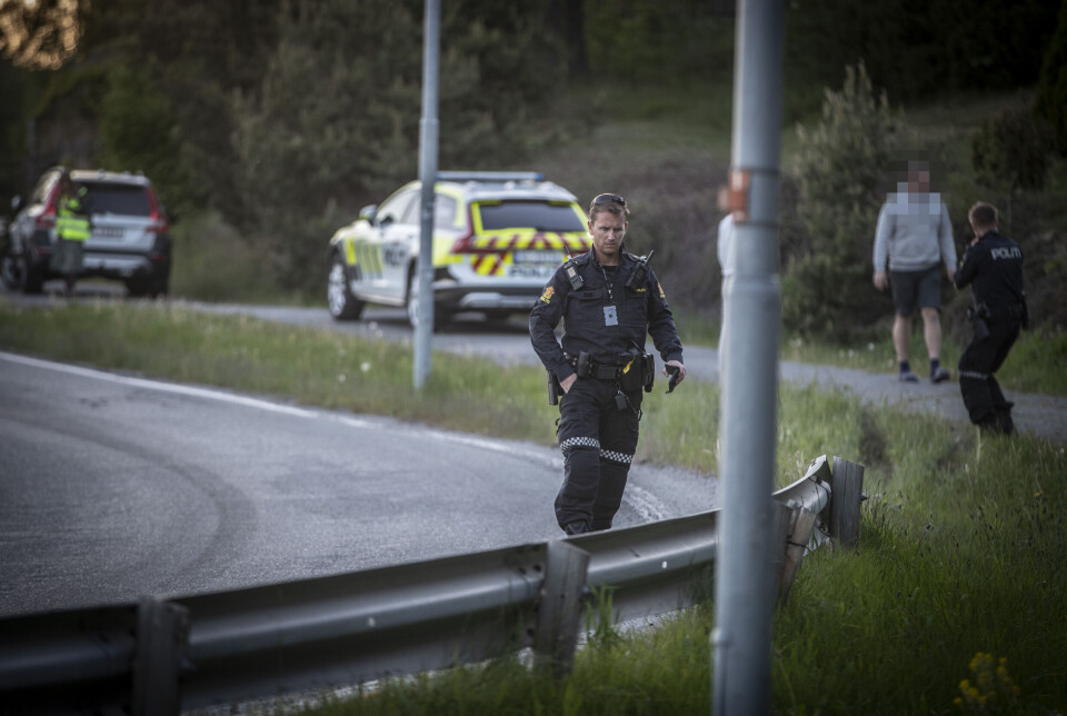 Bilen kjørte ned i grøfta, over en gangvei og inn i en skråning. Politipatruljene undersøkte spor på stedet.