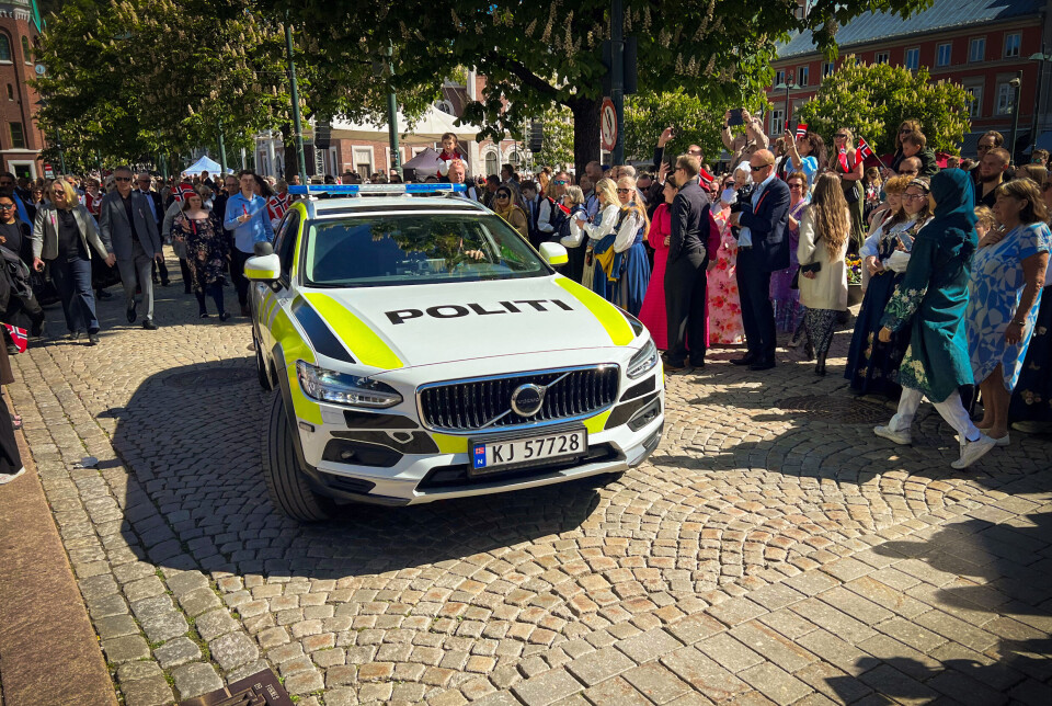 Ungdommer i slåsskamp på torget rett etter barnetoget