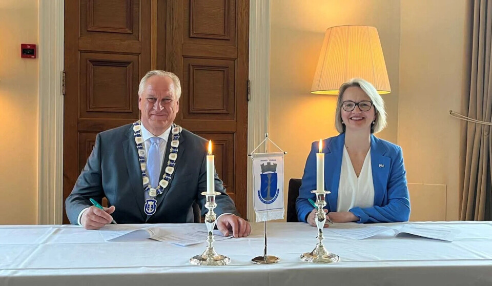 SAMARBEID: Ordfører Kjell Arne Hermansen (t.v.) og rektor Pia Cecilie Bing-Jonsson signerer avtale om fortsatt samarbeid mellom kommunen og Universitetet i Sørøst-Norge (USN)