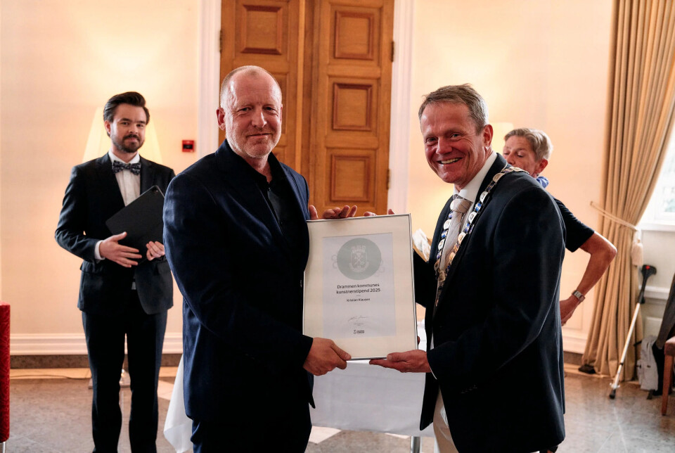Forfatter og kunstnerstipendvinner Kristian Klausen (t.v.) og varaordfører Ulf Erik Knudsen under seremonien på rådhuset.