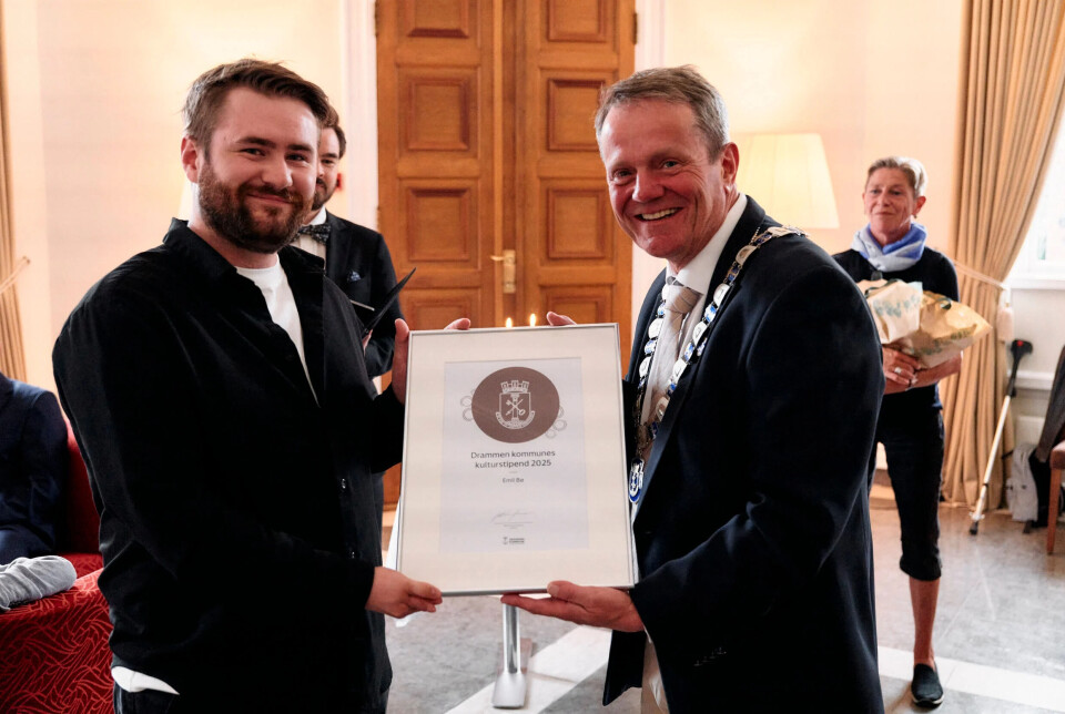 Musiker Emil Bø (t.v.) sammen med varaordfører Ulf Erik Knudsen under tildelingen av prisene og stipendene 22. mai 2025.