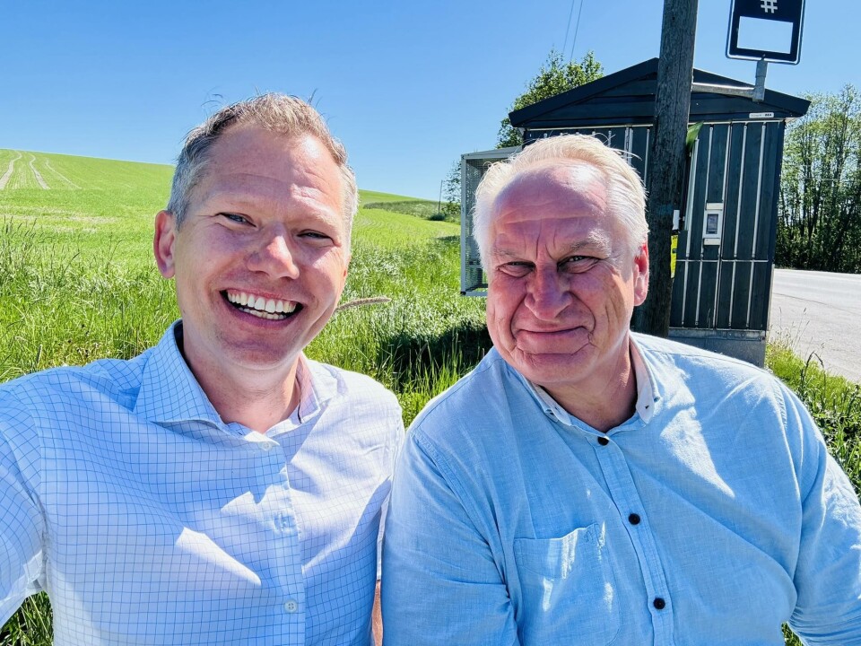BORTE BRA, HJEMME BEST: Lier-ordfører Kjetil Kivle og drammensordfører Kjell Arne Hermansen, begge Høyre, strandet i en åker på Spikkestad (Akershus fylke) forleden. Nå retter begge turtelduene fokuset tilbake mot Buskerud. Nyopprettet naboharmoni til tross - noen frierferd fra Drammen blir kontant avvist fra Lier.