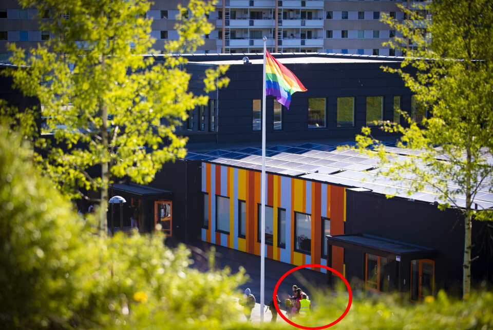 PRIDE-FLAGG: På Fjell skole passet ansatte, i år som i fjor, på flaggstanga mens elevene ankom skolen.