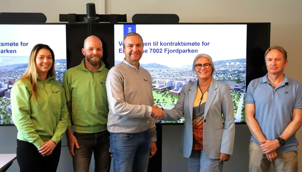 Prosjektsjef Fridtjof Myhrene i Agaia og prosjektleder Nina Nilsen Åshaug i Drammen kommune har signert kontrakten om Fjordparken i tilknytning til Nytt sykehus i Drammen (NSD). Øvrige på bildet: Fra venstre internjurist Therese Bekkevold og prosjektleder Kent Åsen, begge Agaia. Til høyre byggeleder Stian Vatndal, Drammen kommune.