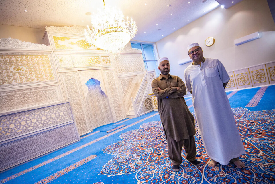 Sajid Mukhtar og Nasir Gondal fra Partiet Sentrum er glad for at kommunestyret nå skal behandle sak om å tilrettelegge for begravelser i henhold til muslimsk tradisjon. Her fra Drammen Moské, hvor Mukhtar tidligere var styreleder.