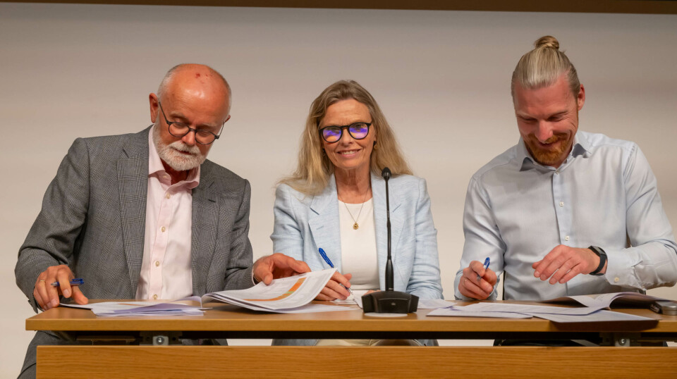 SIGNATURTRIOEN: Kontrakt/overdragelse: fra venstre prosjektdirektør Arnstein Hodne i Sykehusbygg, adm dir i Vestre Viken HF Lisbeth Sommervoll og styremedlem i Vestre Viken HF Tom Frost.