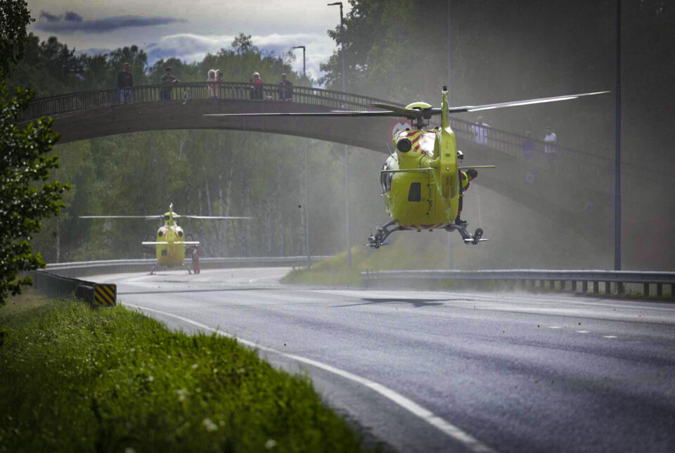 To luftambulanser har landet på stedet.