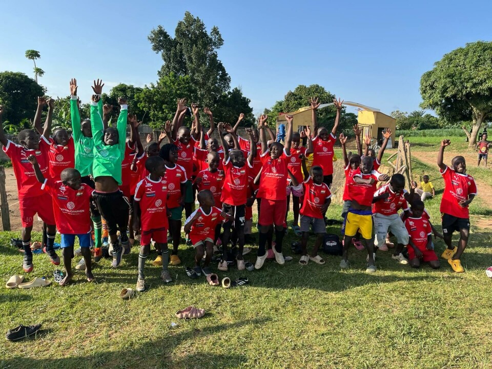 UGANDA: En gjeng med lokale barn er åpenbart henrykt over donasjonen fra Konnerud Idrettslag. De hadde fra før verken baller eller drakter.