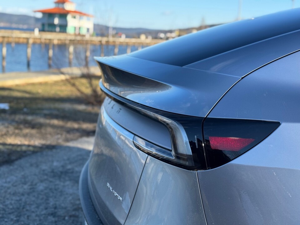 FORTSATT NORGES MEST SOLGTE BIL: Tesla Model Y tar storeslem på topp-ti lista i mai, tross manges aversjon mot Elon Musk.