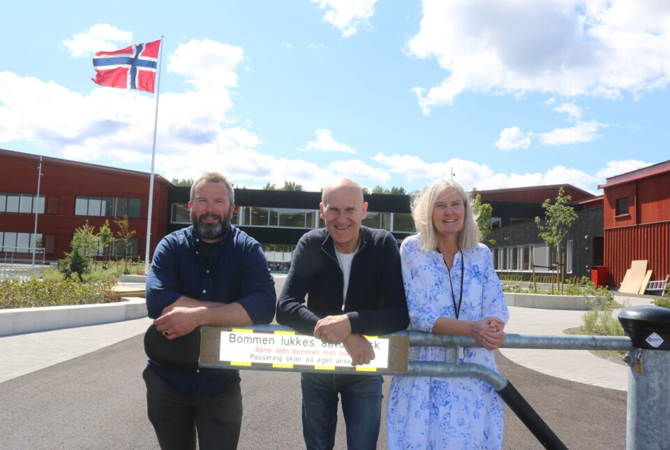 Mandag ble det flagget for den nye barneskolen på Loesmoen. F.v. byggeleder Øystein Wallin fra Skanska, byggherre Brynjar Henriksen (ØEKE) og rektor Exdel Wøien.