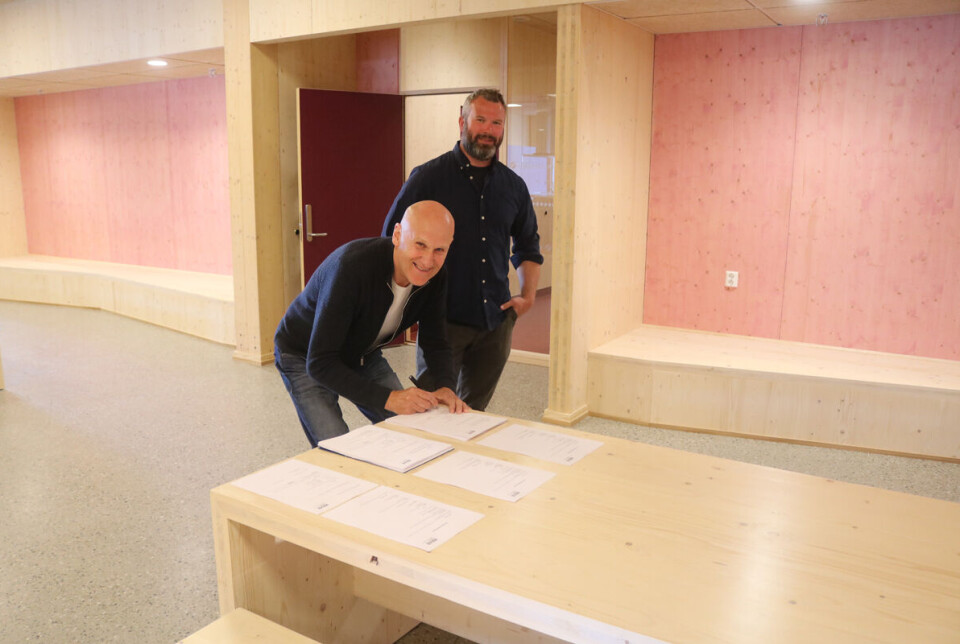 Her skriver Brynjar Henriksen under på papirene som bekrefter at ØEKE tar over ansvaret for skolebygget sammen med Øystein Wallin i Skanska.