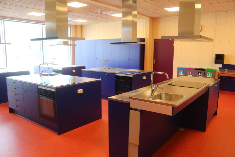 Spenstige fargevalg er gjort på skolen og fargene varierer fra avdeling til avdeling.