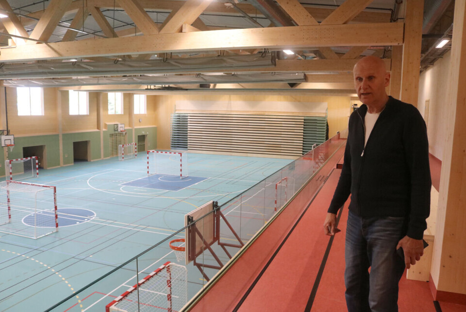 Idrettshallen er med internasjonale mål for håndball, men har en rekke bruksmuligheter og oppmerkinger som kan gjøre noen og enhver forvirret. Men det er 700 sitteplasser her med tribunen på kortveggen. Det er plass til 1.000 personer i hallen så her kan det bli store arrangementer.