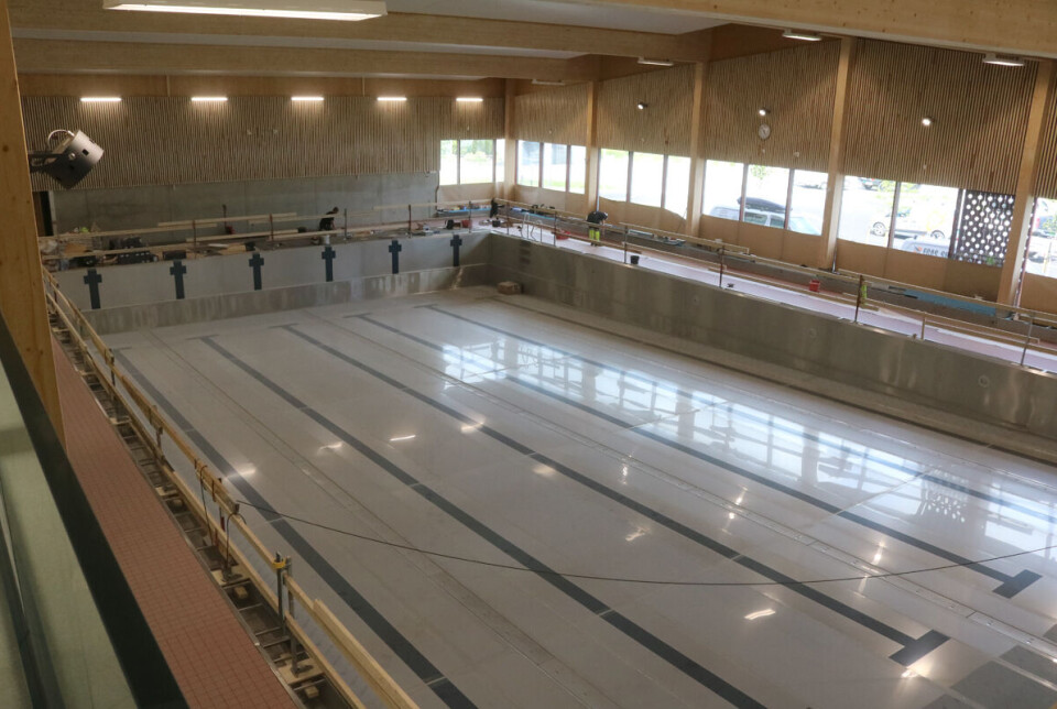 Svømmehallen er ikke helt ferdig og vil ikke fylles med vann før i august. Den skal da gjennom en testperiode før den kan tas i bruk av elevene i oktober en gang – om alt går etter planen.