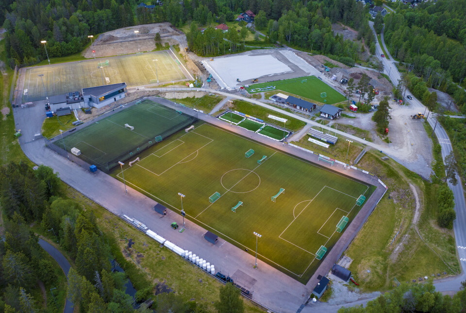 BYGGEPLASS: Det er hektisk aktivitet på Konnerud om dagen, med flere nye banefalter som skal stå ferdig i løpet av sommeren. I tillegg fikk hovedbanen nytt kunstgressdekke i fjor.