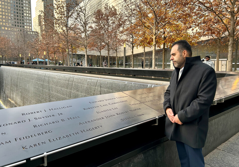 Masud Gharahkhani ved 9/11-minnesmerket i New York.