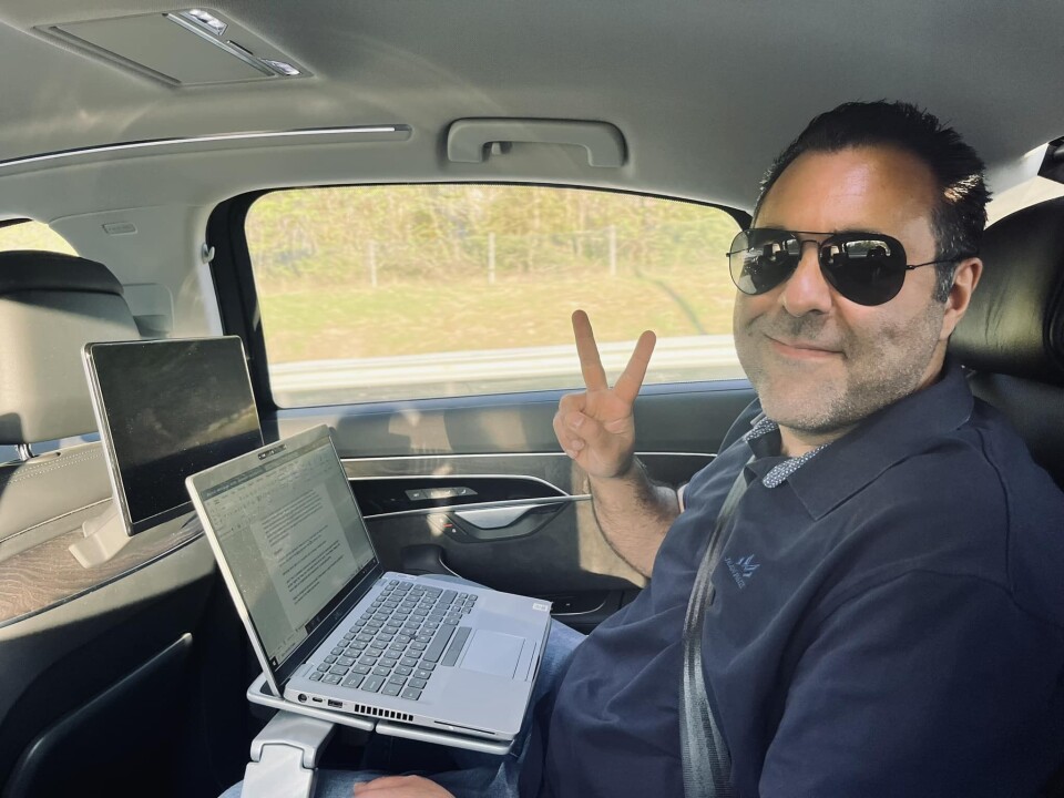 PÅ VEIEN: Gharahkhani poster en rekke bilder til og fra ulike oppdrag.