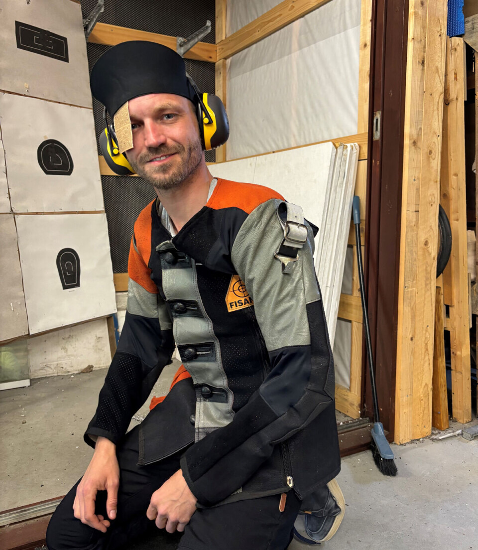 Ordfører Adrian Tollefsen har byttet ut dress og ordførerkjede med passende antrekk til skytterbanen.