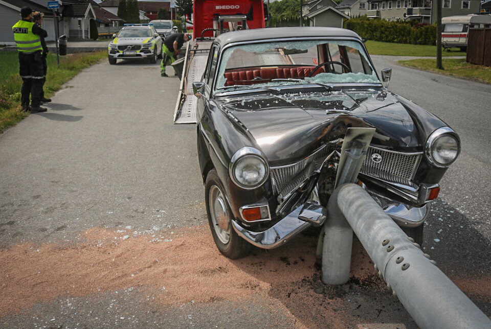 BRÅSTOPP: Den gamle veteranbilen traff en midtdeler rett i fronten. Politiet tror hendelsen skyldes et illebefinnende.