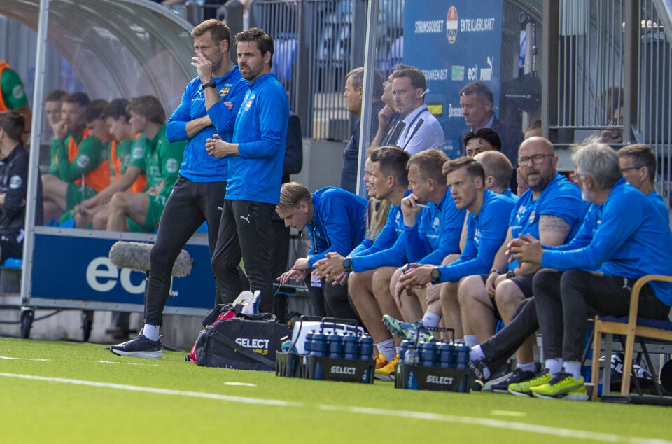 FORELØPIG UTEN HOVEDTRENER: I 0-3-tapet for Hamkam forrige runde var det assistene som ledet Godset - her flankert av resten av støtteapparatet.