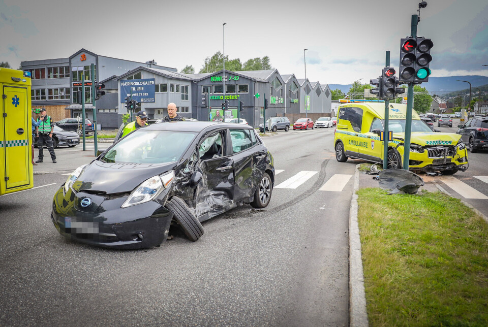 STORE SKADER: Begge kjøretøyene ble å anse som totalvrak og sperret delvis begge kjørebaner etter det kraftige sammenstøtet. Pasienten i ambulansen måtte hentes av en annen ambulanse.