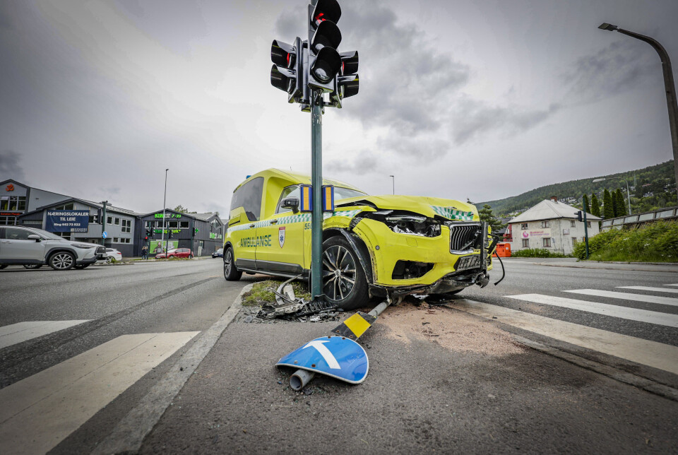 Ambulanse under utrykning med kraftig sammenstøt i lyskryss