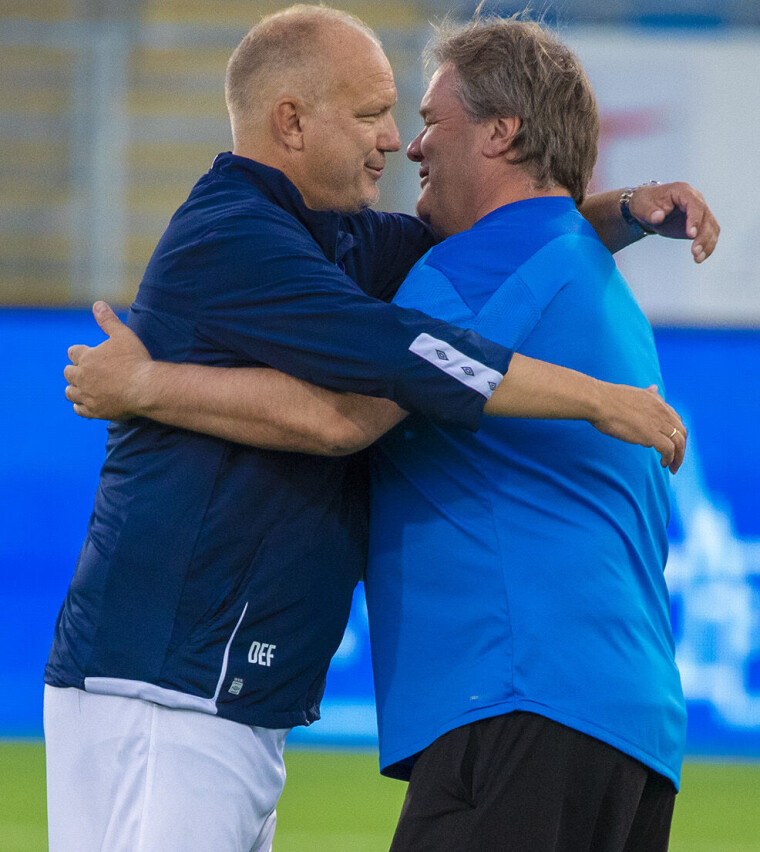 BAMSEKLEM: Dag-Eilev Fagermo som nybakt Vålerenga-trener hilser på sin tidligere assisttrener i Strømsgodset Bjørn-Petter Ingebretsen på Marienlyst i 2021.