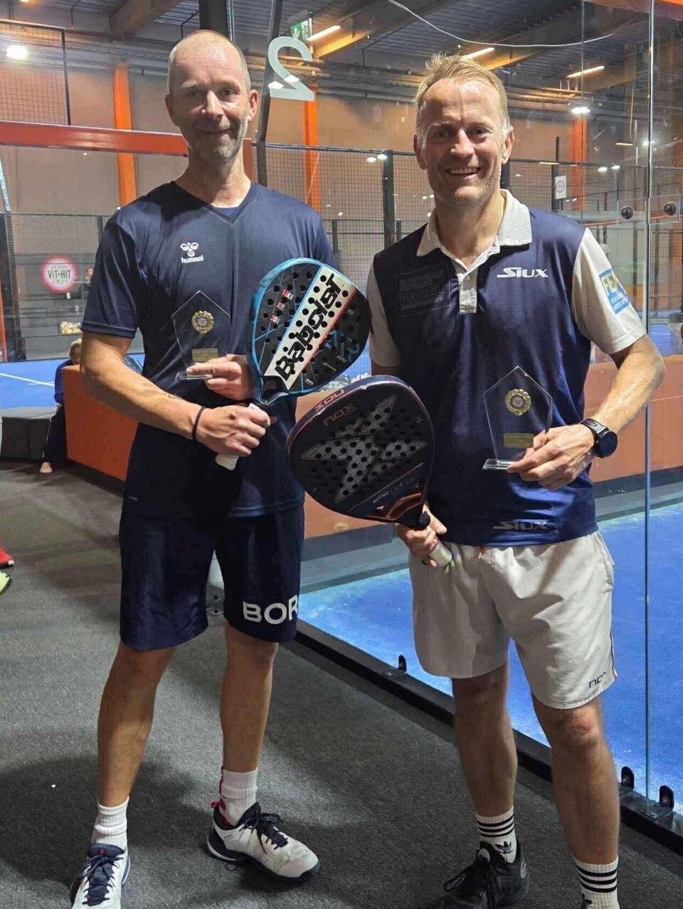 GØY: Lars Clason Lund og Vegard Grinde Olsen syns det er gøy å spille padel.