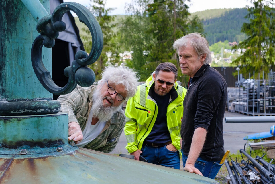 SKAL OPP IGJEN: Bjørn-Tore Hansen, Tommy Iversen, prosjektsjef for Bybrua og kunstner Hans Martin Øien ser på hva som må gjøres med byvåpnet før det reises igjen.