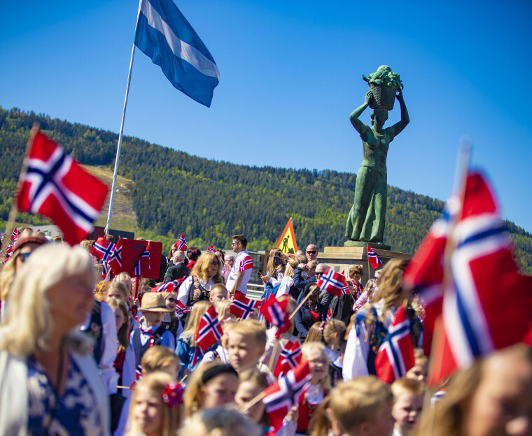 KJENT SKUE: Damene på sokkel på hver side av bruenden fra siste 17. mai før den gamle brua ble revet - og statuene fjernet.